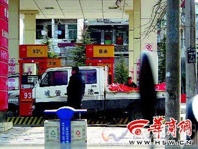 城管提前上街撕春聯(lián) 市民：年沒過完不合理(圖)