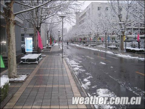 氣象日開放前夕，為迎接社會公眾前來參觀，中國氣象局提前部署，道路兩旁彩旗飄揚。