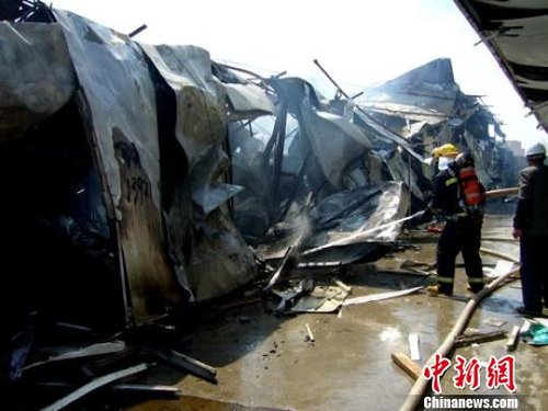 江蘇泰州一工地60間工棚房被燒坍塌