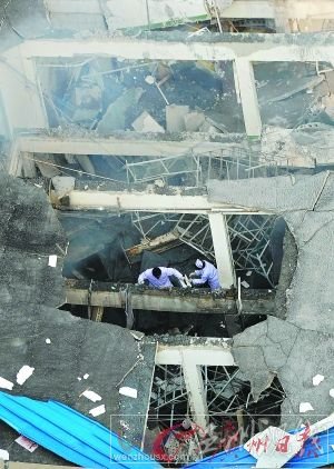 武漢江夏爆炸救護(hù)人員在現(xiàn)場搜救。