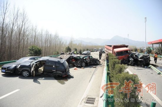 卡車沖撞迎親車隊