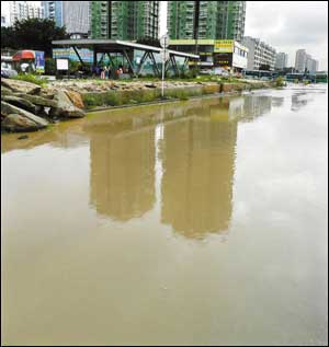 深圳21日暴雨 市區(qū)多處路段積水(圖)