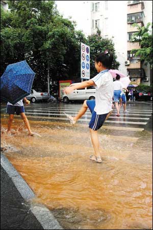 深圳21日暴雨 市區(qū)多處路段積水(圖)