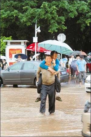 深圳21日暴雨 市區(qū)多處路段積水(圖)