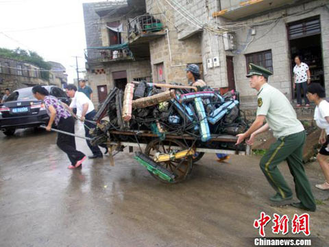 “泰利”步步逼近 福建沿海地區(qū)遭大風(fēng)
