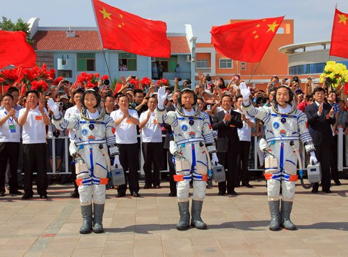 6月16日，神舟九號航天員出征儀式在酒泉衛星發射中心航天員公寓問天閣舉行。新華社記者 李剛 攝