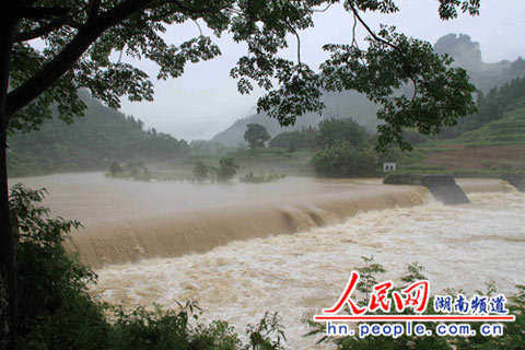 26日強(qiáng)降雨襲擊湘西北 湖南已啟動(dòng)防汛四級(jí)響應(yīng)