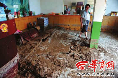 佳縣王家砭鎮(zhèn)上的一家飯店的下水管道被沖毀，大量泥沙涌進(jìn)飯店本版圖片由本報(bào)記者趙彬 攝