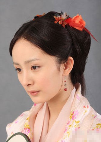 可能是有了更專業(yè)造型團(tuán)隊(duì)的打造，讓本就樣貌不錯(cuò)楊冪顯得更加出眾，可也有越來(lái)越多的網(wǎng)友指出，楊冪的雙眼皮、眼角、鼻子、臉型都跟以前不太一樣了。