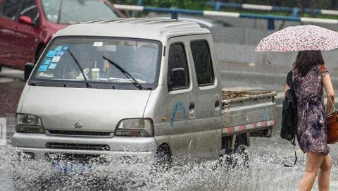 重慶遭受暴雨襲擊 多條公路陷入半癱瘓狀態（組圖）