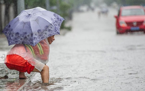 重慶遭受暴雨襲擊 多條公路陷入半癱瘓狀態（組圖）