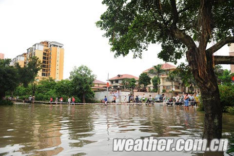 大暴雨席卷廣西北海 市民積水路段拉網抓魚