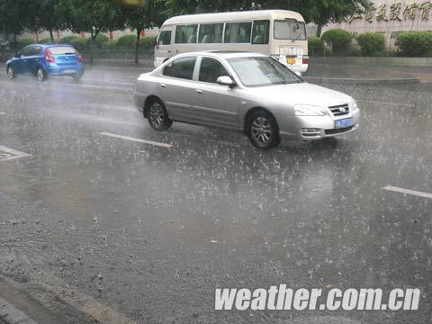 重慶遭遇短時(shí)強(qiáng)降雨 多個(gè)航班受影響