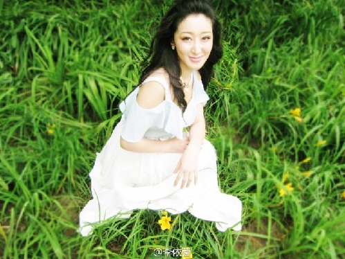 女星李依馨摸藏獒被咬毀容