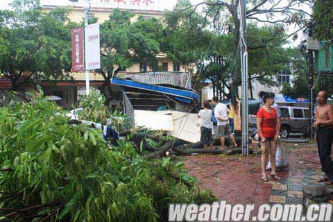 “啟德”過境 大風(fēng)暴雨襲防城港