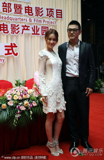 張馨予透視超短裙亮相電影河東獅吼2答謝會