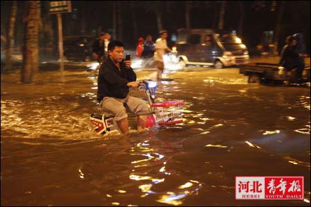 河北大部出現降雨 石家莊積水嚴重影響交通