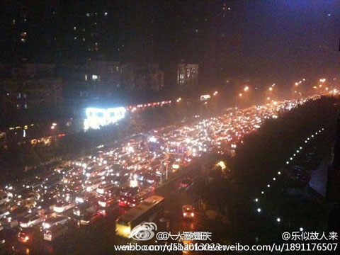 重慶9月28暴雨 暴雨導(dǎo)致重慶堵車至深夜十時仍未散去