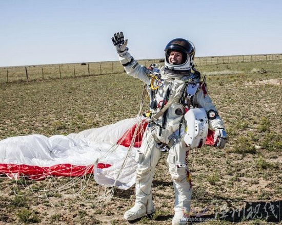 費(fèi)利克斯鮑姆加特納完成平流層3.7萬米世界第一跳