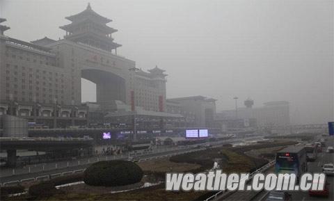 北京今天白天霧霾籠罩 夜間有四五級北風