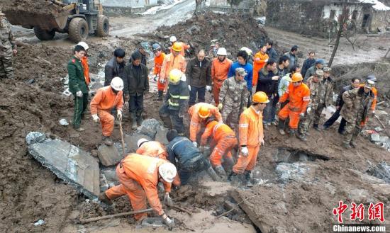 云南省鎮雄縣果珠鄉高坡村趙家溝村民組山體滑坡災害事故搜救現場