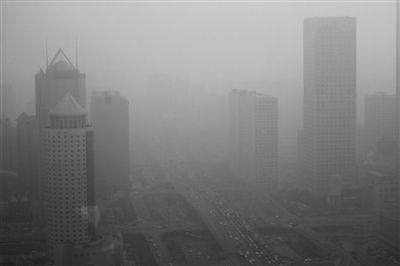 北京深陷霧霾 空氣嚴重污染 預警持續注意防護