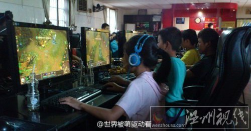 網(wǎng)吧時常可以看見一群小學生一起開黑