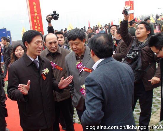 重慶城投集團董事長孫立達（中）