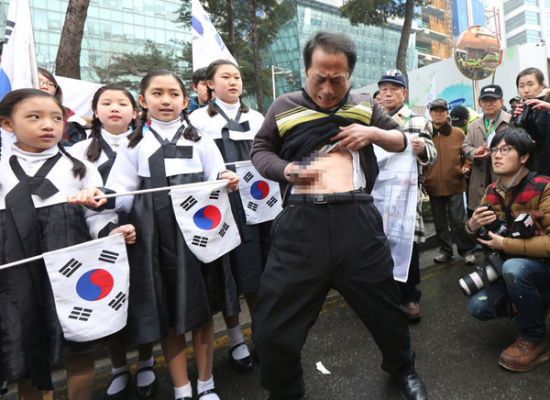 韓國男子切腹抗議日本
