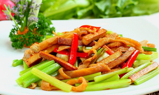 8款簡單有效的瘦臉食譜——芹菜豆腐干