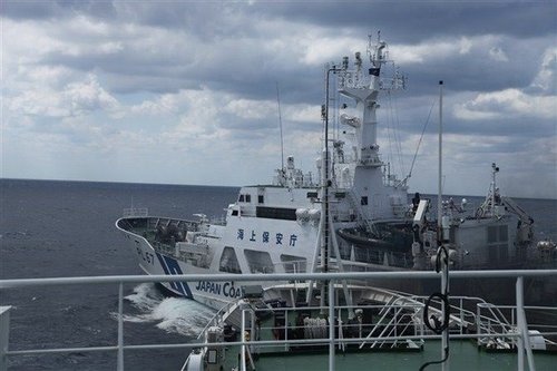 海監船最新消息：日本在釣魚島問題上玩火日船在海監船船頭5米強行橫穿