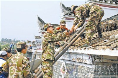 吉安武警官兵幫助受災(zāi)群眾搶修屋頂