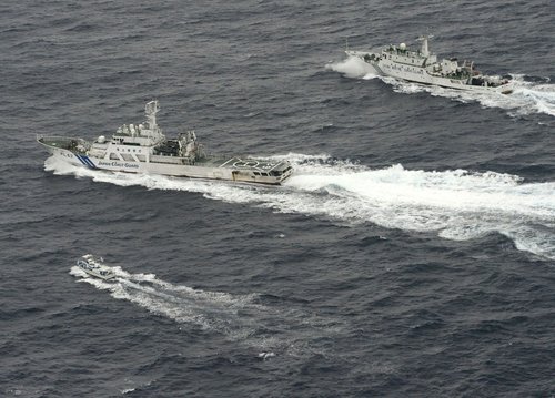 釣魚島海監(jiān)船驅(qū)逐日本漁船，中國(guó)海監(jiān)船在釣魚島維權(quán)執(zhí)法