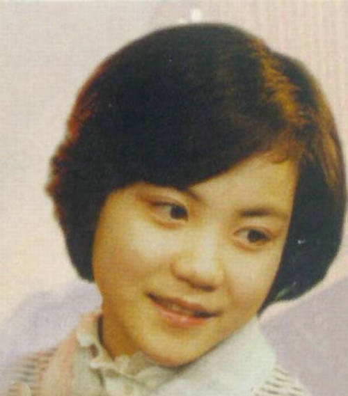 王菲14歲央視唱紅歌青澀照