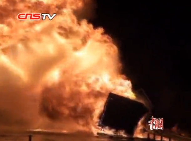 貨車爆炸產(chǎn)生近20米高的火焰
