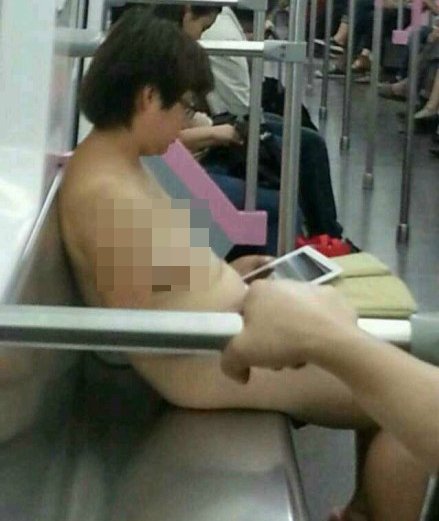 武漢地鐵裸女玩ipad