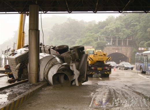 溫州機場路隧道口水泥攪拌車側(cè)翻圖片
