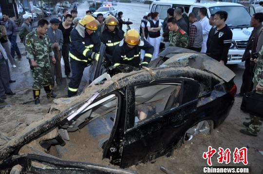 通遼車禍 事故轎車被壓扁圖片