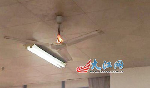 高溫天氣電風扇著火了，江西師大圖書館的吊扇著火這天有多熱
