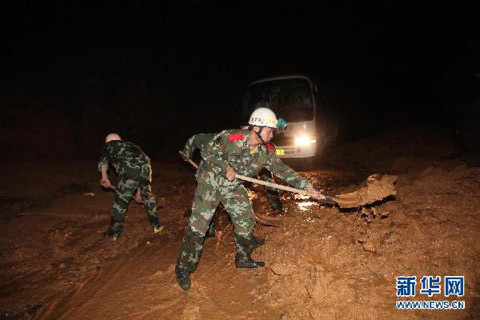 湖北暴雨致神農(nóng)架22日山體滑坡 300多人被困道路