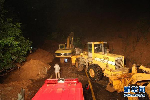 湖北暴雨致神農(nóng)架22日山體滑坡 300多人被困道路
