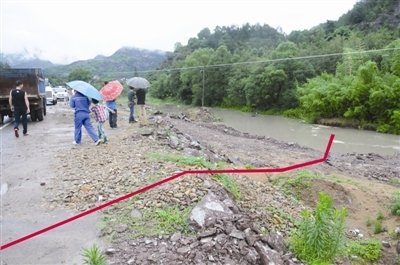 永嘉暴雨小車(chē)沖進(jìn)河流，女孩蹲車(chē)頂求救
