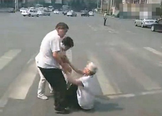 七旬老太被當(dāng)街毆打