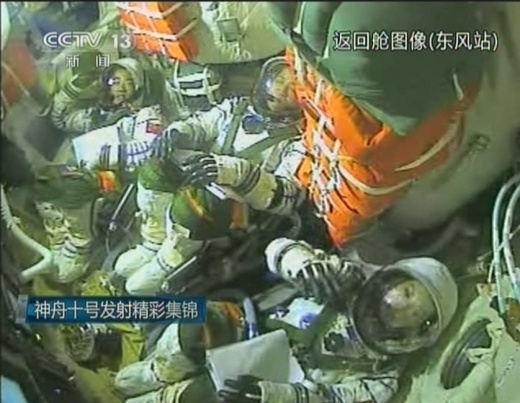 在火箭發射后太空艙內照片