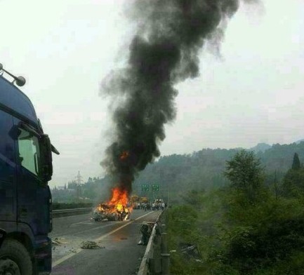 車禍后不久寶馬車發生起火