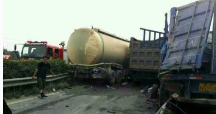 汶川至成都高速上的車禍現場圖片