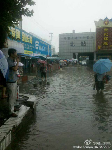 南京普降暴雨 滂沱大雨影響祿口機場150個航班