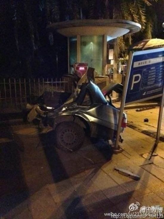 東莞車禍：2013年7月4日凌晨，一輛出租車被寶馬車折腰撞成兩截。