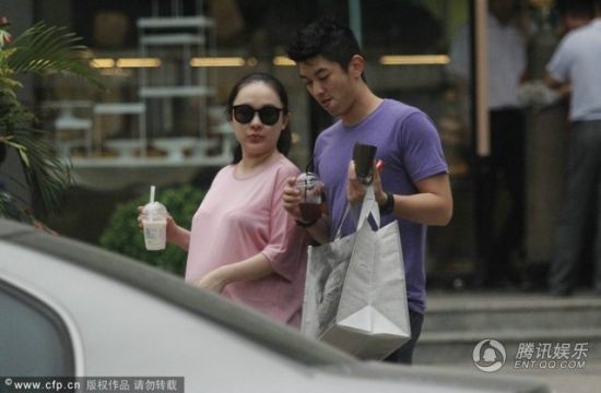 霍思燕挺大肚逛街，霍思燕男友杜江跟隨保護。