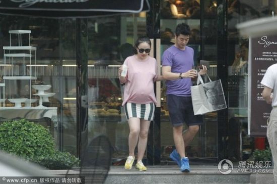 霍思燕挺大肚逛街，霍思燕男友杜江跟隨保護。